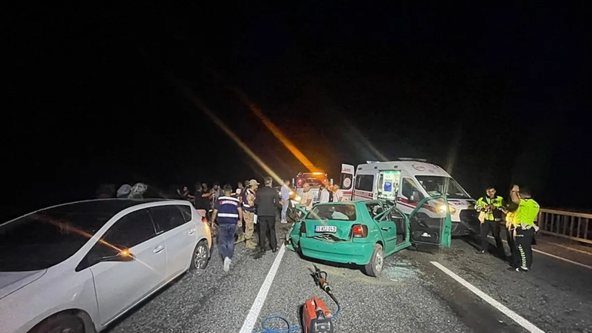 Otomobil demir korkuluklara çarptı: 1 ölü, 5 yaralı!