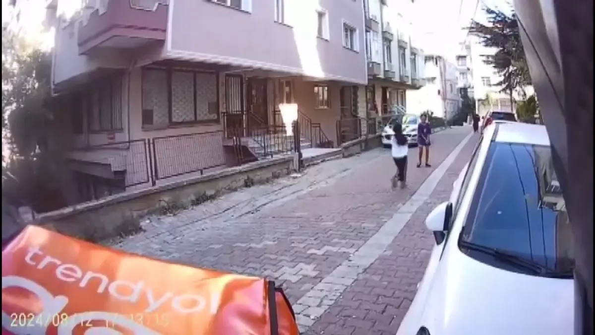Motokurye, Çocuklara Top Hediye Etti, Voleybol Takımı Maça Davet Etti