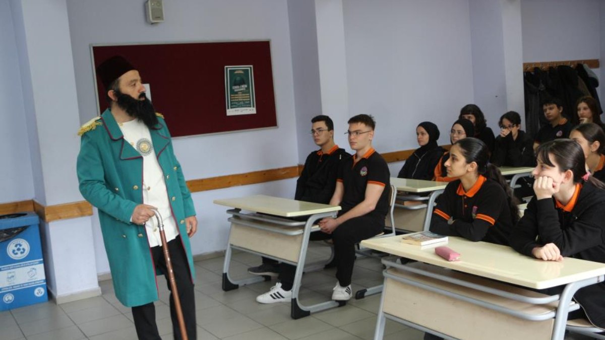 Rize’de ezber bozan tarih eğitimi: Öğretmen derse tarihi figürlerin kostümüyle giriyor